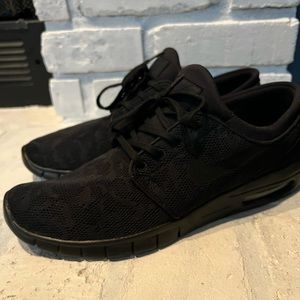 Black Nike Shoes